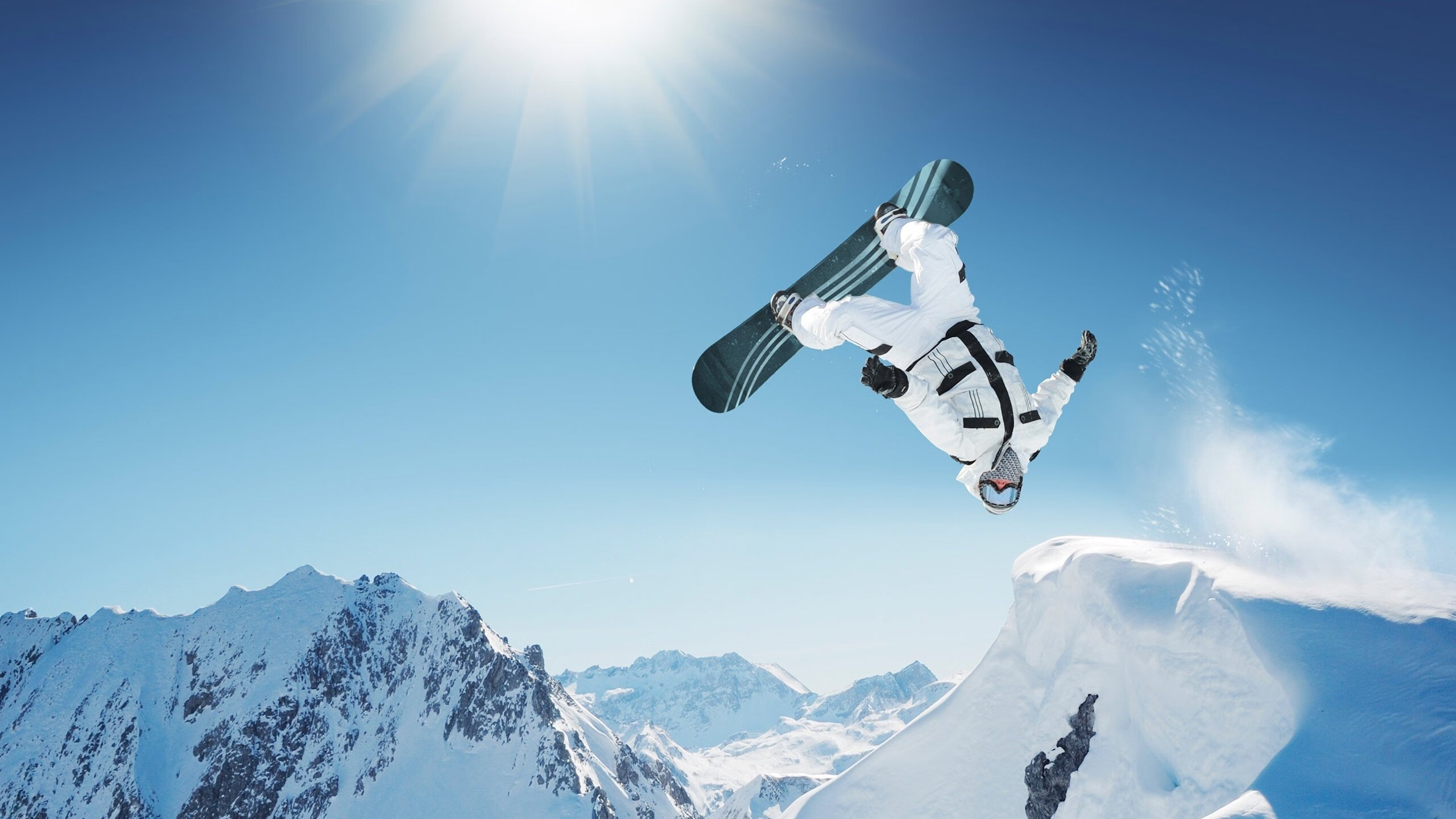 “技术革新首登阵:AI越位与裁判耳机摄像头试用”